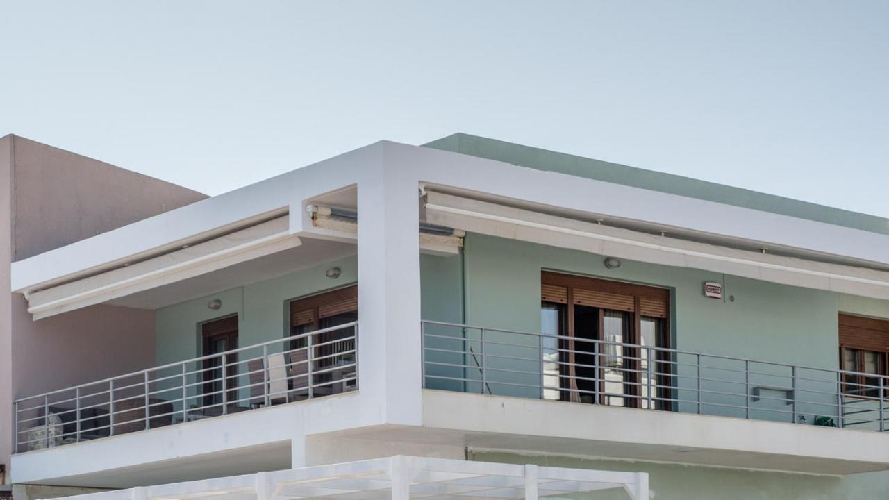 White Crystal Beachfront Apartment Gournes Gouvon Екстер'єр фото